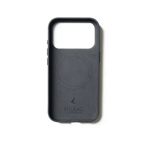 Funda de cuero Mujjo para iPhone 17 Pro en basalto, con bordes elevados y recorte para la cámara, compatible con MagSafe
