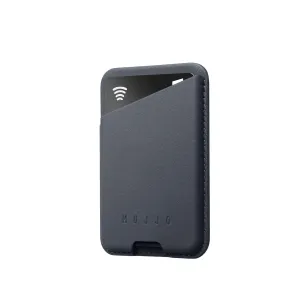 Cartera MagSafe de cuero Mujjo en Basalt, tarjetero slim de cuero con una tarjeta visible y logotipo en relieve