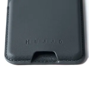 Cartera MagSafe de piel Mujjo en piel Velore negra, con el logotipo en relieve y la abertura de la ranura para tarjetas visibles