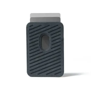 Cartera de cuero Mujjo MagSafe en Basalto con detalle de franjas diagonales y dos tarjetas parcialmente insertadas