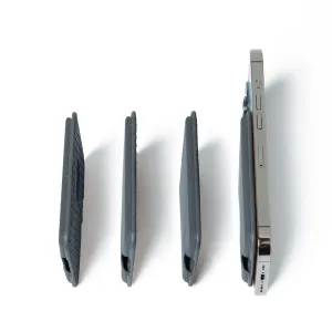Cartera de cuero MagSafe Mujjo en Basalt mostrada en vistas laterales, junto a un iPhone con un perfil delgado acoplado