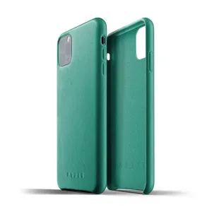 Mujjo Lederhülle in Grün für das iPhone 11 Pro Max, von Vorder- und Rückseite gezeigt, mit erhöhtem Kameraausschnitt und schlankem Profil