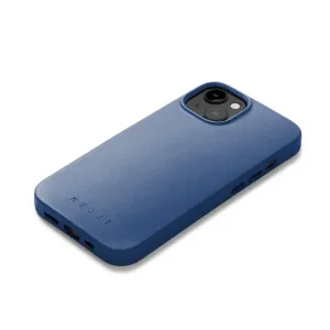 Mujjo iPhone 14-Lederhülle in Monaco-Blau mit geprägtem Logo, erhöhtem Kameraausschnitt und Anschlussöffnungen