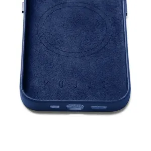 Mujjo Lederhülle in Monaco-Blau für iPhone 14 mit MagSafe-Markierung, geprägtem Logo und Aussparungen an der Unterseite