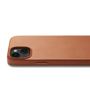 Mujjo iPhone 14 Case aus hellbraunem Leder mit MagSafe, mit erhöhter Kameraaussparung und schmalen, abgerundeten Kanten.