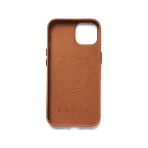 Mujjo Full Leather Case mit MagSafe für iPhone 14 aus hellbraunem Leder, Rückansicht mit Kameraausschnitt und geprägtem Logo