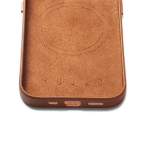 Mujjo Full Leather Case mit MagSafe für iPhone 14 in hellbraunem Leder, mit geprägtem Logo und erhöhten Rändern