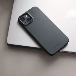 Coque en cuir noir Mujjo pour iPhone 14 Pro Max avec MagSafe, présentée sur un téléphone argenté avec découpe pour l’appareil photo.