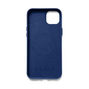 Coque Mujjo Full Leather Case avec MagSafe pour iPhone 14/15 Plus en bleu Monaco, avec logo embossé et découpe pour l’appareil photo