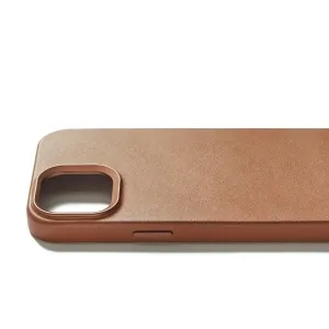 Mujjo Lederhülle für das iPhone 15 in Hellbraun mit Kameraausschnitt und Tastenabdeckung aus strukturiertem Leder.