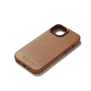 Mujjo Leather Case für iPhone 15 aus hellbraunem Leder, mit erhöhtem Kameraausschnitt und geprägtem Logo.