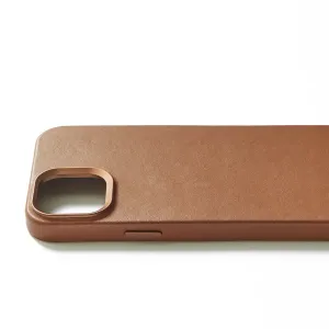 Mujjo Lederhülle in Hellbraun für iPhone 15 mit Kameraaussparung und Abdeckung der Seitentaste auf weißem Hintergrund