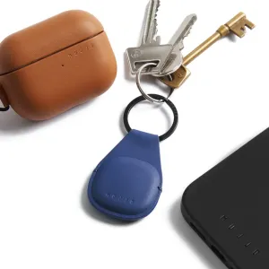 Porte-clés Mujjo Canopy pour AirTag en cuir bleu avec anneau métallique et clés attachées sur fond blanc