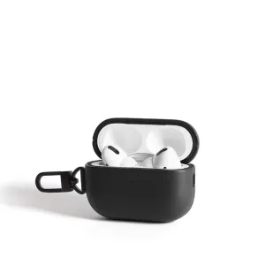 Mujjo Echelon AirPods Pro-deksel i svart, åpent med hvite ørepropper inni og en karabinkrok
