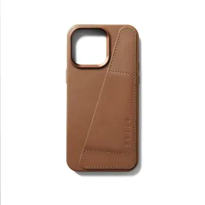 Mujjo Wallet Case aus hellbraunem Leder für iPhone 15 Pro Max mit Aussparung für die Rückkamera und geprägtem Logo