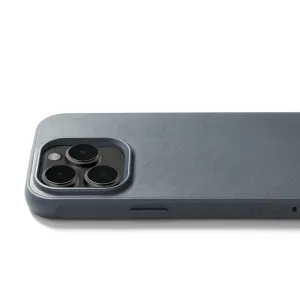 Mujjo Impact Case für iPhone 15 Pro mit Kameraausschnitt, matter Oberfläche und geprägtem MUJJO-Logo