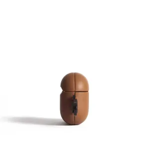 Étui de protection en cuir Mujjo Echelon pour AirPods Pro 2e génération, marron clair, posé à la verticale sur fond blanc