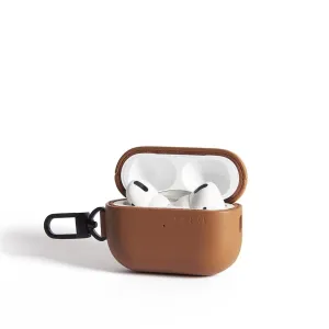 Étui de protection Mujjo pour AirPods Pro en cuir marron avec écouteurs à l’intérieur et mousqueton noir