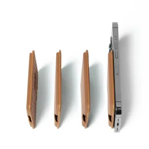 Mujjo MagSafe-Leder-Kartenetui in Dunkelbraun, in Seitenansichten gezeigt und an einem iPhone befestigt.