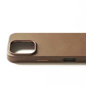 Mujjo Lederhülle für iPhone 16 in Hellbraun, mit MagSafe-Kompatibilität und erhöhter Kameraeinfassung aus Metall.