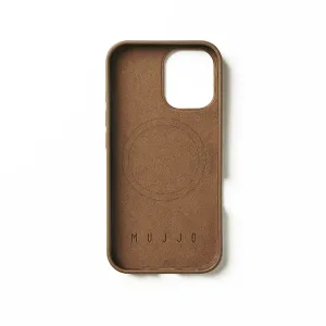 Mujjo Lederhülle in Tan für iPhone 16 mit MagSafe-Ring, Kameraausschnitt und geprägtem Logo auf weißem Hintergrund