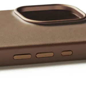 Mujjo Lederhülle in Braun für iPhone 16 mit erhöhter Kameraaussparung und seitlichen Tastenabdeckungen