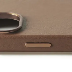 Mujjo Leather Case für iPhone 16 in Hellbraun, Nahaufnahme des strukturierten Leders mit Kameraausschnitt und Seitentaste