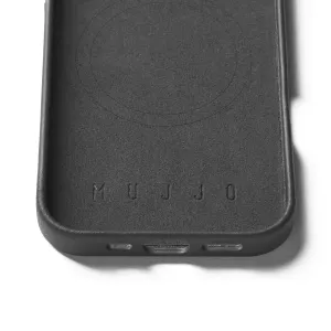 Mujjo-lædercover til iPhone 16 Pro i sort med præget logo og udskæringer i bunden på en mat finish