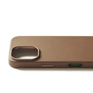 Mujjo Lederhülle für iPhone 16 Pro in Hellbraun, mit erhöhtem Kameraausschnitt und strukturierter Schutzoberfläche.