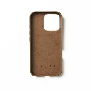 Mujjo Lederhülle in Hellbraun für iPhone 16 Pro, MagSafe-kompatibel, mit geprägtem Logo und Kameraausschnitt.