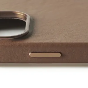Mujjo Lederhülle in Braun für iPhone 16 Pro mit Kameraaussparung und Seitentastendetail, MagSafe-kompatibel.