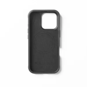 Coque Mujjo Shield pour iPhone 16 Pro en noir, avec une grande découpe pour l’appareil photo, des bords surélevés et le logo MUJJO en relief