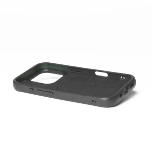 Coque Mujjo Shield pour iPhone 16 Pro en noir, vue de l’intérieur avec découpe pour l’appareil photo, bords surélevés et design compatible MagSafe