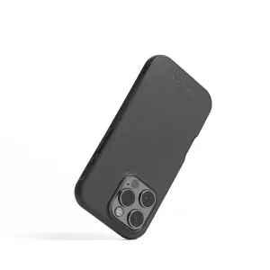 Coque Mujjo Shield Case pour iPhone 16 Pro en noir, montrant l’arrière, la découpe pour l’appareil photo et le design MagSafe fin