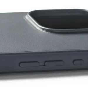 Coque Mujjo Shield Case pour iPhone 16 Pro en gris foncé, avec boutons latéraux, finition texturée et découpe pour l’appareil photo