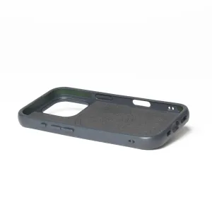 Coque Mujjo Shield Case pour iPhone 16 Pro en gris foncé, avec bords surélevés, boutons recouverts et grande découpe pour l’appareil photo.