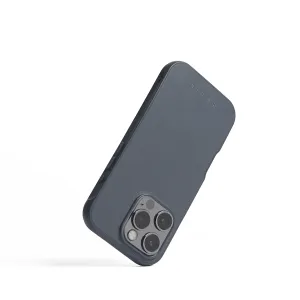 Coque Mujjo Shield pour iPhone 16 Pro en gris foncé, avec découpe surélevée pour l’appareil photo et ouvertures pour les boutons latéraux