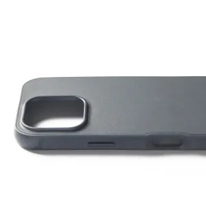 Coque Mujjo Shield Case pour iPhone 16 Pro en bleu-gris foncé, avec finition texturée et découpe pour l’appareil photo, compatible MagSafe