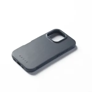 Coque Mujjo Shield pour iPhone 16 Pro en cuir bleu foncé, avec découpe surélevée pour l’appareil photo et logo embossé
