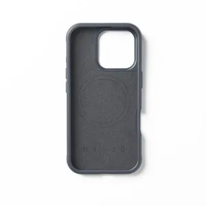 Coque Mujjo Shield pour iPhone 16 Pro en bleu-gris, avec logo en relief, grande découpe pour l’appareil photo et contour de protection