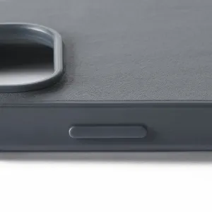 Coque Mujjo Shield Case pour iPhone 16 Pro en gris foncé, montrant une découpe d’appareil photo surélevée et un bouton latéral