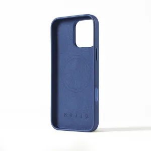 Blaue Mujjo-Lederhülle für das iPhone 16 Pro Max mit Kameraausschnitt, erhöhten Kanten und geprägtem Logo