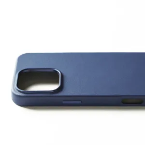 Mujjo Lederhülle in Blau für iPhone 16 Pro Max mit strukturierter Oberfläche, abgerundeten Ecken und Kameraaussparung