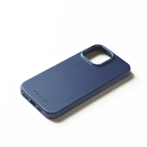 Mujjo blaue Lederhülle für das iPhone 16 Pro Max mit erhöhter Kameraöffnung und geprägtem Logo