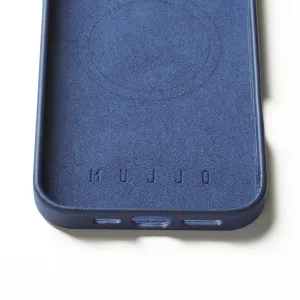 Mujjo Lederhülle in Blau für iPhone 16 Pro Max mit geprägtem Logo und MagSafe-Ausrichtungsring