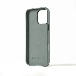 Mujjo-Lederhülle für das iPhone 16 Pro Max in Rauchgrün mit MagSafe-Markierung, Kameraausschnitt und geprägtem Logo.