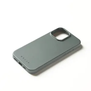Mujjo-Lederhülle für iPhone 16 Pro Max in Rauchgrün, mit geprägtem Logo und Kameraausschnitt