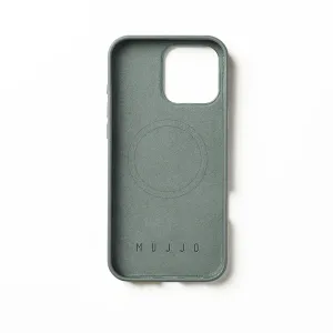 Mujjo Lederhülle in Grün für iPhone 16 Pro Max mit MagSafe-Ring, quadratischem Kameraausschnitt und geprägtem Logo