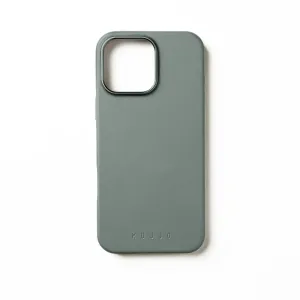 Mujjo Lederhülle für das iPhone 16 Pro Max in Rauchgrün mit geprägtem Logo und Kameraaussparung
