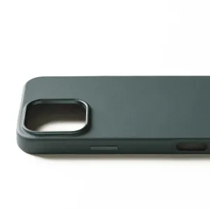 Mujjo Lederhülle für iPhone 16 Pro Max in Dunkelgrün mit Kameraausschnitt und Abdeckung für die Seitentaste